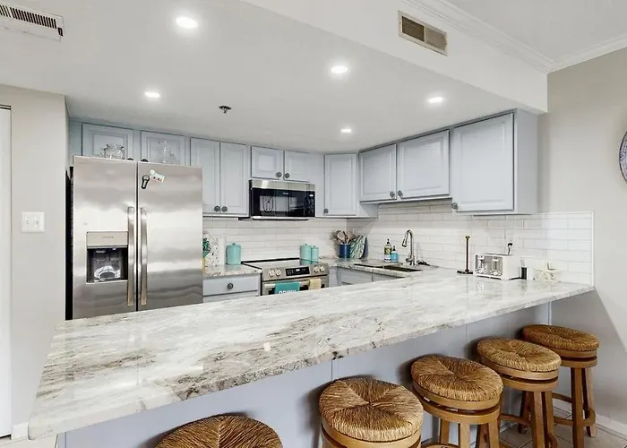 Ocean Block Retreat With Easy Access & Shared Pools *