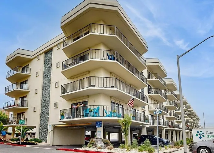 Holiday home Ocean Block Retreat With Easy Access & Shared Pools *