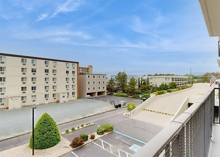 Ocean Block Retreat With Easy Access & Shared Pools Ocean City