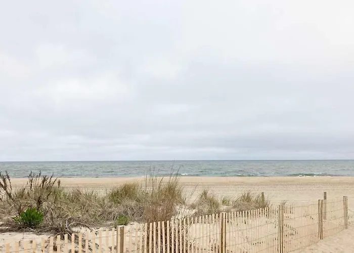 Ocean Block Retreat With Easy Access & Shared Pools Holiday home